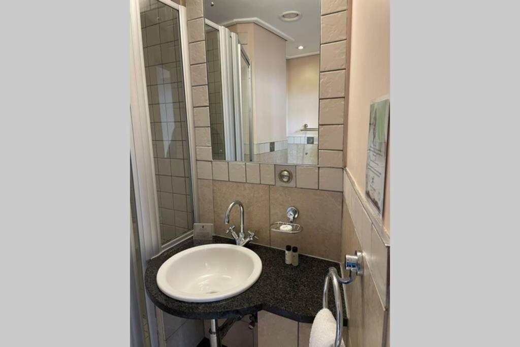 Cool & Easy Flat In The Heart Of Marshalltown 요하네스버그 외부 사진